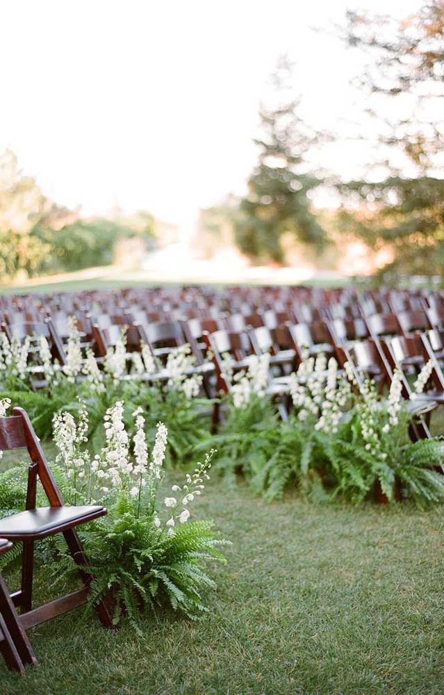 Que linda decoração de casamento feita com samambaias; aqui, elas conduzem os noivos até o altar