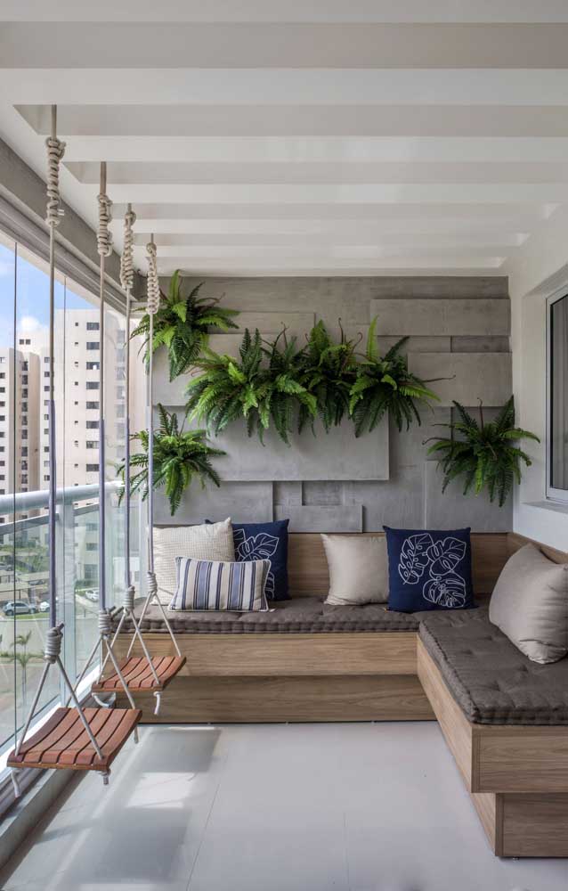 Jardim vertical na varanda do apartamento feito com samambaias