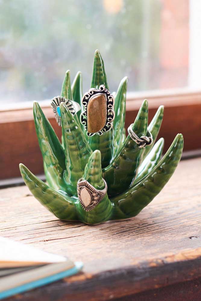Para decorar a sua casa, você pode usar suculentas artificiais como esse modelo que serve para organizar os anéis.