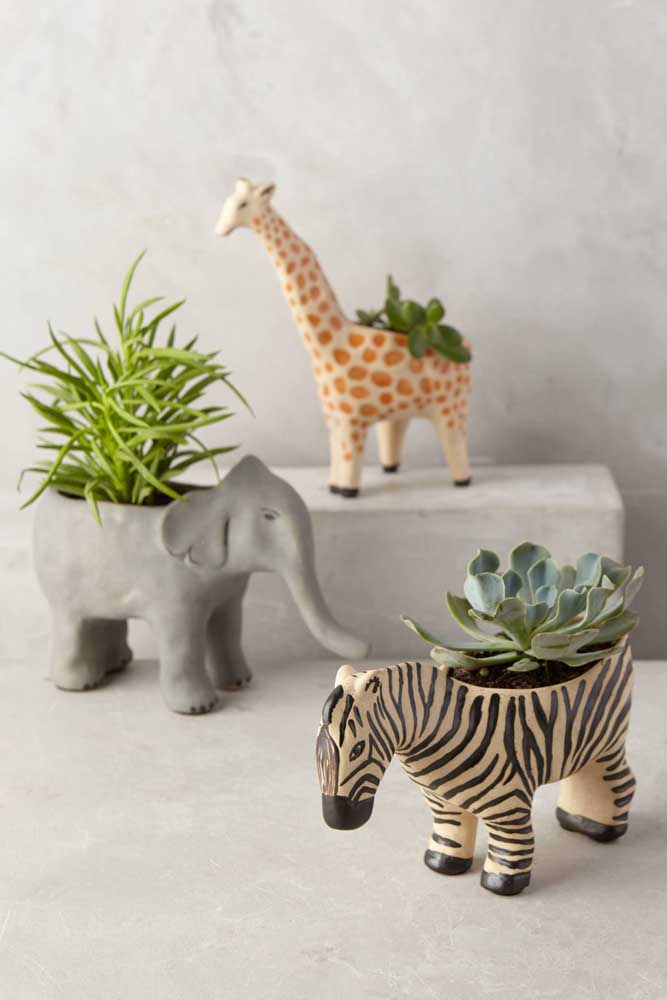 Quer decorar o quarto das crianças com suculentas? Aproveite os modelos de vasinhos no formato de animais.