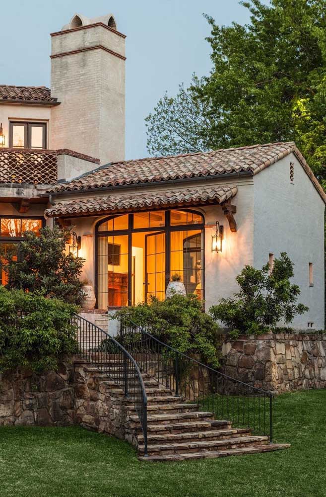 Essa casa incrível ficou ainda mais linda com o telhado colonial de cerâmica e queda duas águas