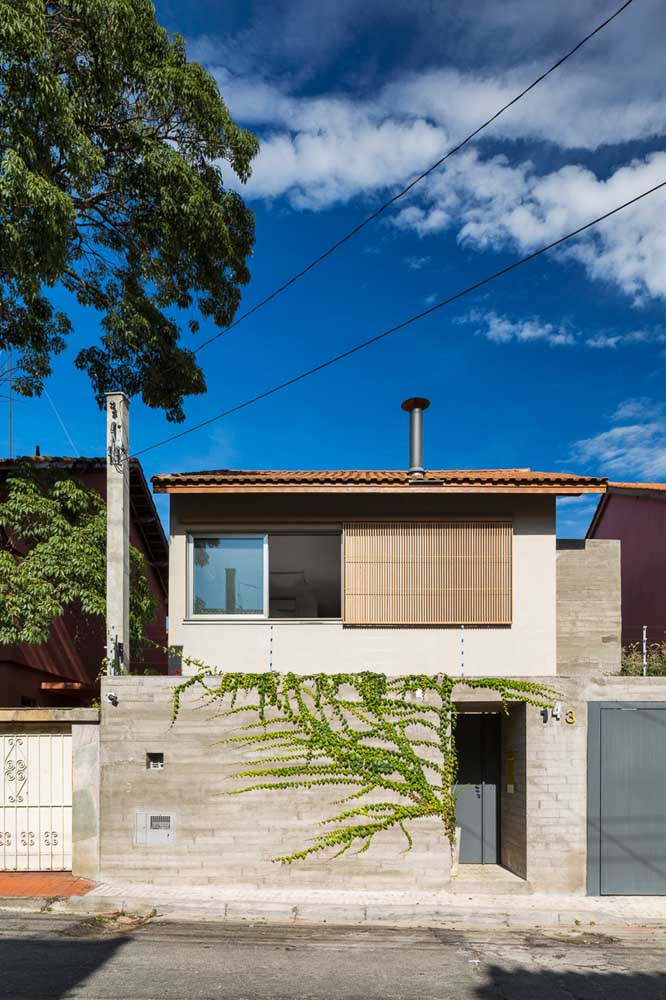 Casa com telhado colonial meia água e telhas cerâmicas, as mais tradicionais e utilizadas