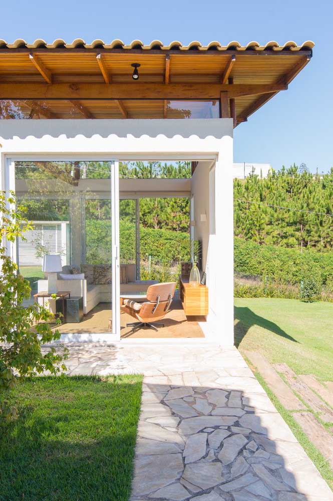 Telhado colonial com acabamento interno em forro de madeira 