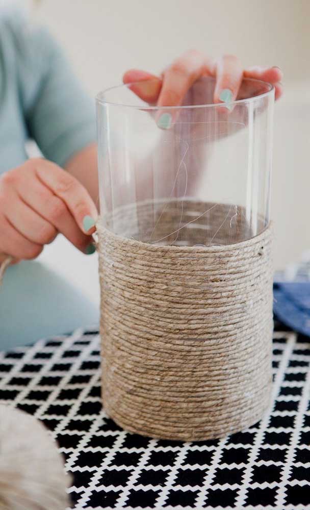 Transforme um pote de plástico em um vaso lindo usando cordas finas de sisal