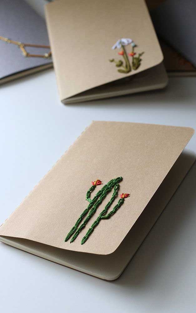 Dê uma nova cara para seus cadernos e bloquinhos com um artesanato bem simples de fazer, como esse da imagem