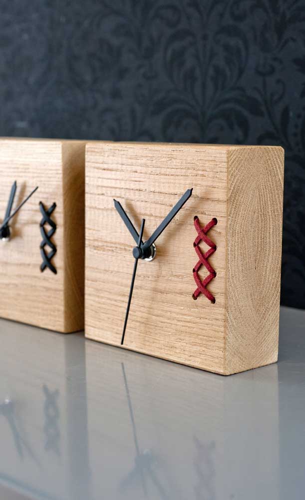 Um bloco de madeira pode dar vida a um relógio super moderno e descolado; isso que é artesanato criativo