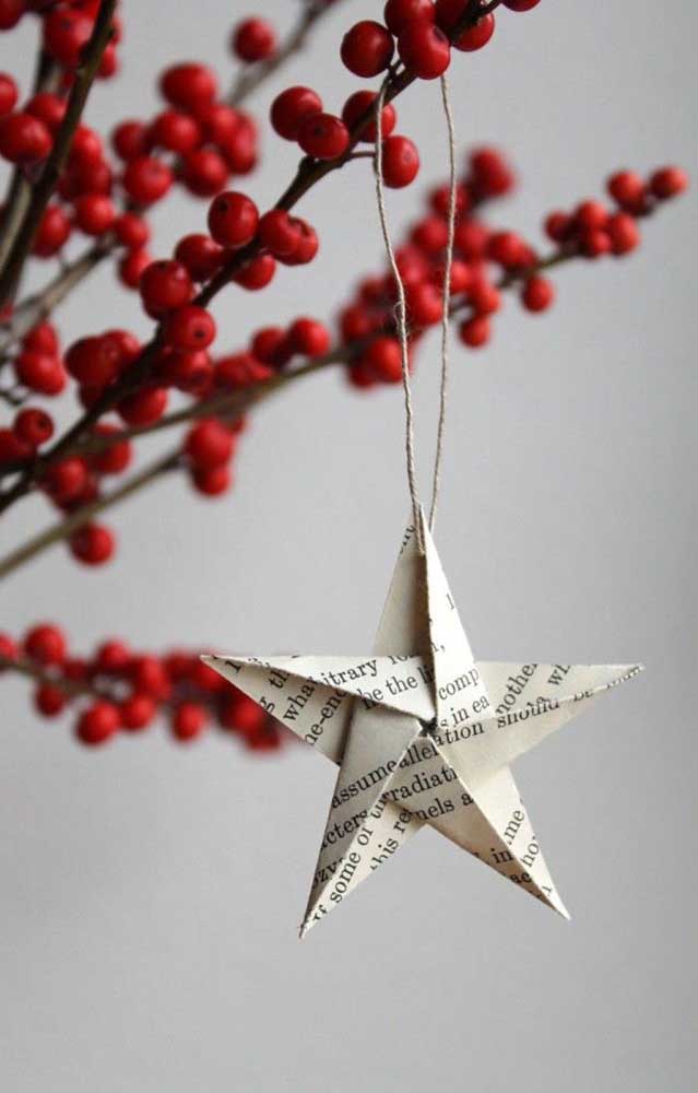 Árvore de natal decorada com enfeites de papel reciclado