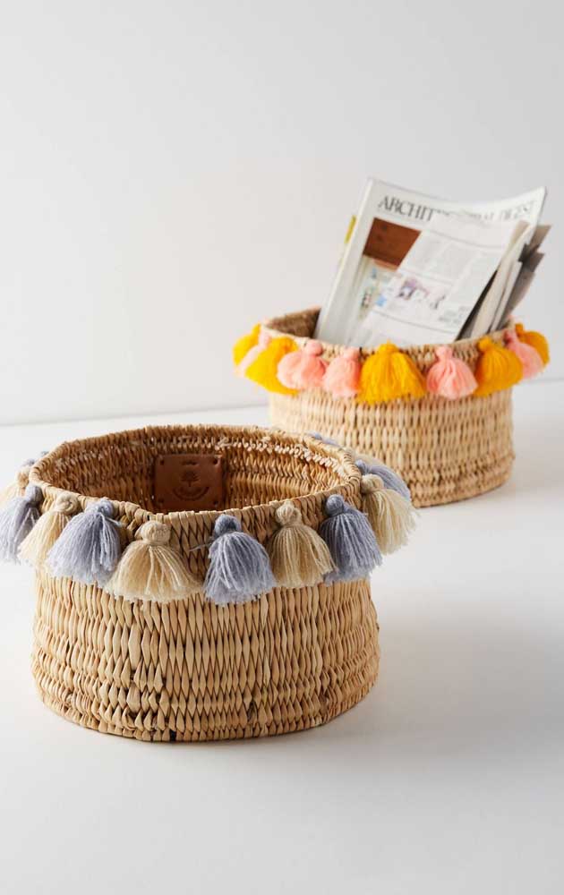Os cestos de fibra podem ficar muito mais charmosos com a aplicação de pompons de lã