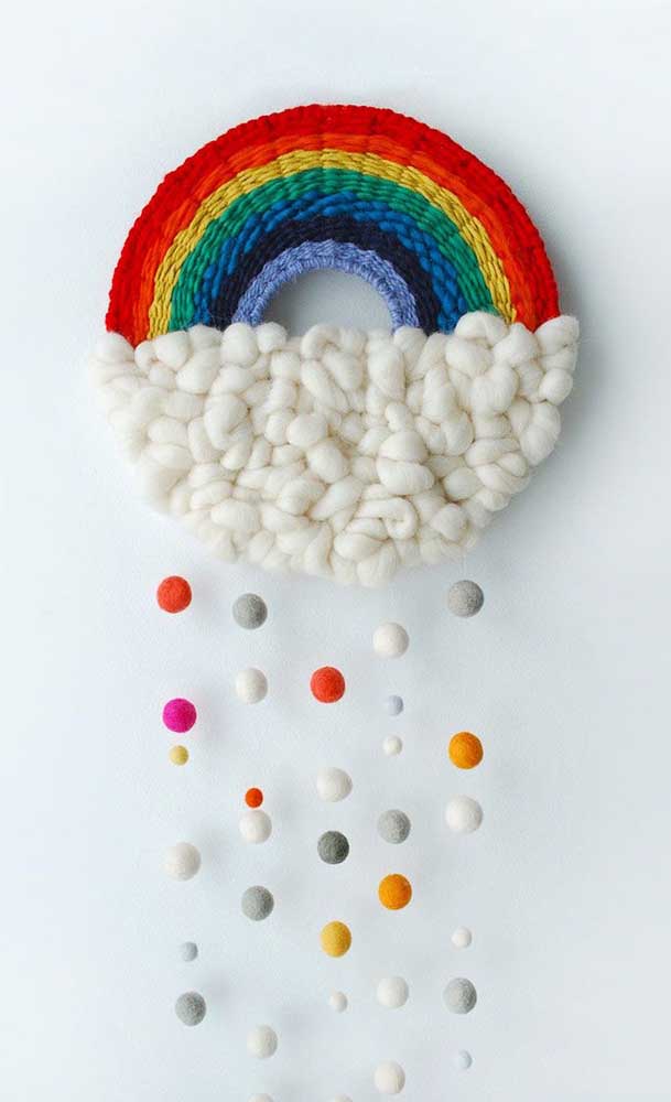 Olha essa inspiração de artesanato que linda! Arco íris e nuvem feita com fios de lã