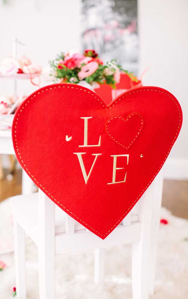 E que tal decorar a casa no Dia dos Namorados com um coração artesanal feito por você mesmo?