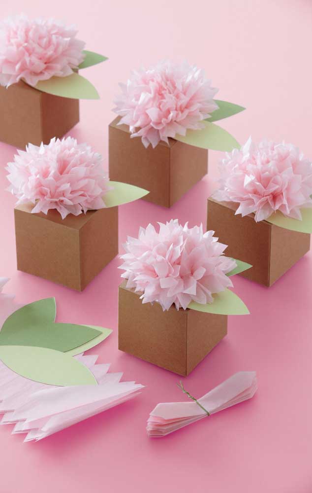 As lembrancinhas também podem ser feitas de modo artesanal, essas aqui, por exemplo, trazem lindas flores de papel na tampa da caixa de papelão