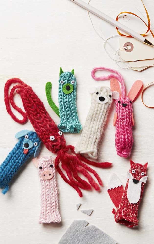 Para quem tem familiaridade com o crochê pode apostar em peças artesanais como essas da imagem, super criativas e divertidas