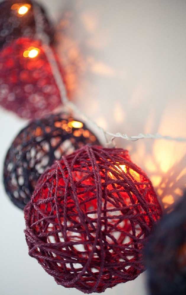 Bolas de fios de lã para compor a decoração de natal