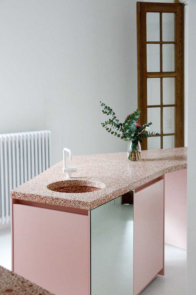 Que graça essa cozinha de armários cor de rosa com bancada de granilite