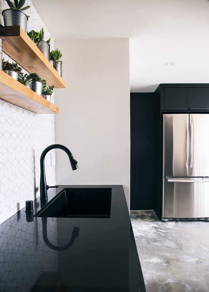 Brilho e elegância na bancada de Silestone preto da cozinha