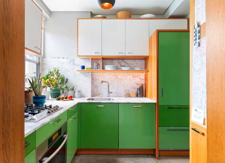 Essa colorida e alegre cozinha verde ganhou uma bancada de mármore branco super elegante