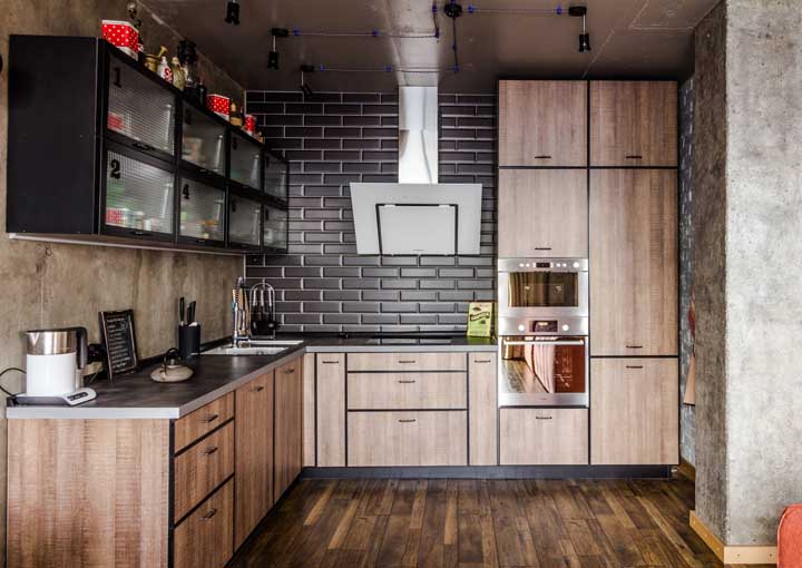 Linda inspiração de cozinha industrial com bancada em Silestone cinza