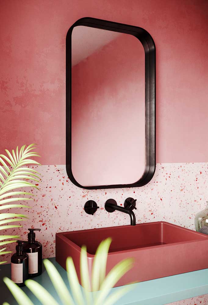 A combinação entre rosa e verde é perfeita para criar um banheiro decorado aconchegante e original; destaque para o granilite na parede