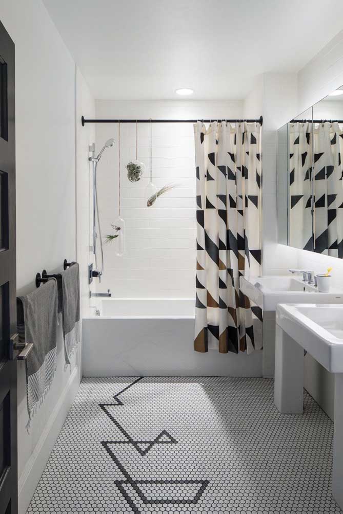Banheiro decorado simples em tons de branco, preto e marrom