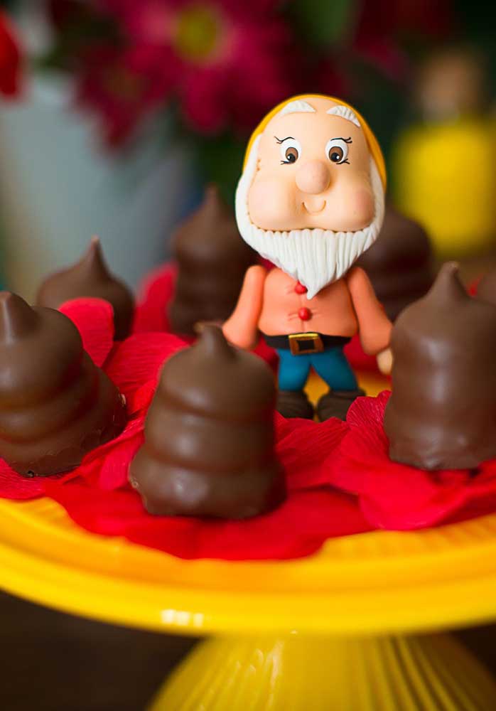 Coloque os anões em cada bandeja da mesa principal de doces para destacar os docinhos.