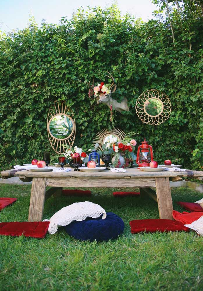 Que tal fazer um aniversário Branca de Neve ao ar livre com direito a um cenário rústico?