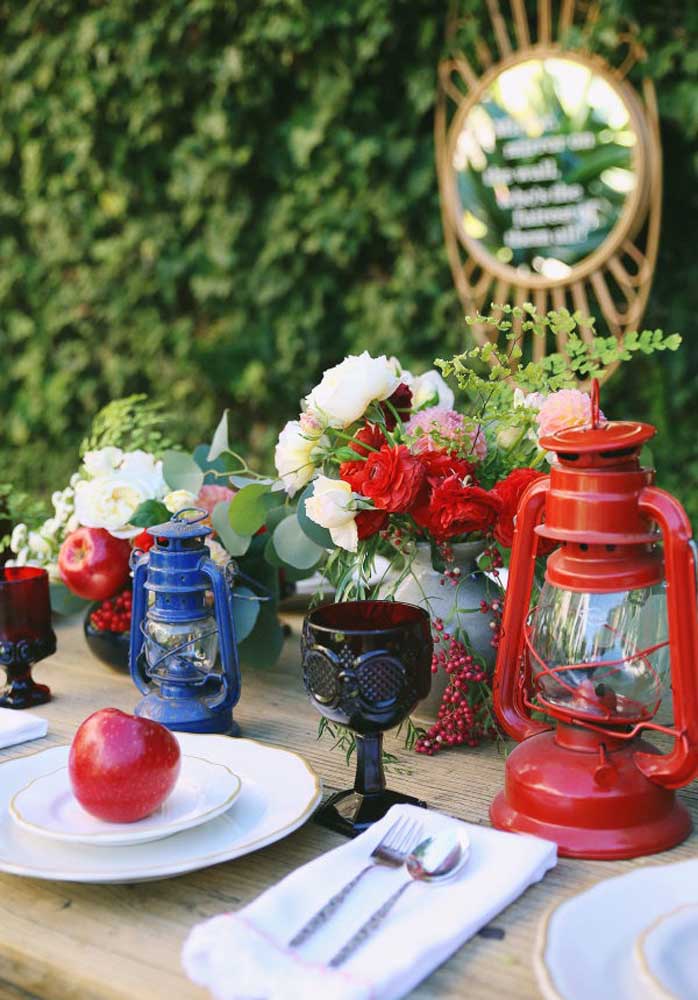 Capriche na escolha dos elementos que devem compor a decoração da mesa. Para isso, escolha objetos mais antigos.