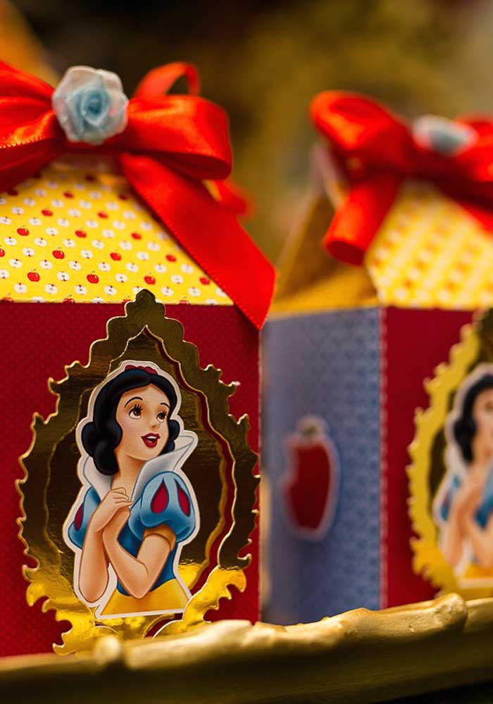 Você pode escolher caixinhas personalizadas para colocar a lembrancinha Branca de Neve.