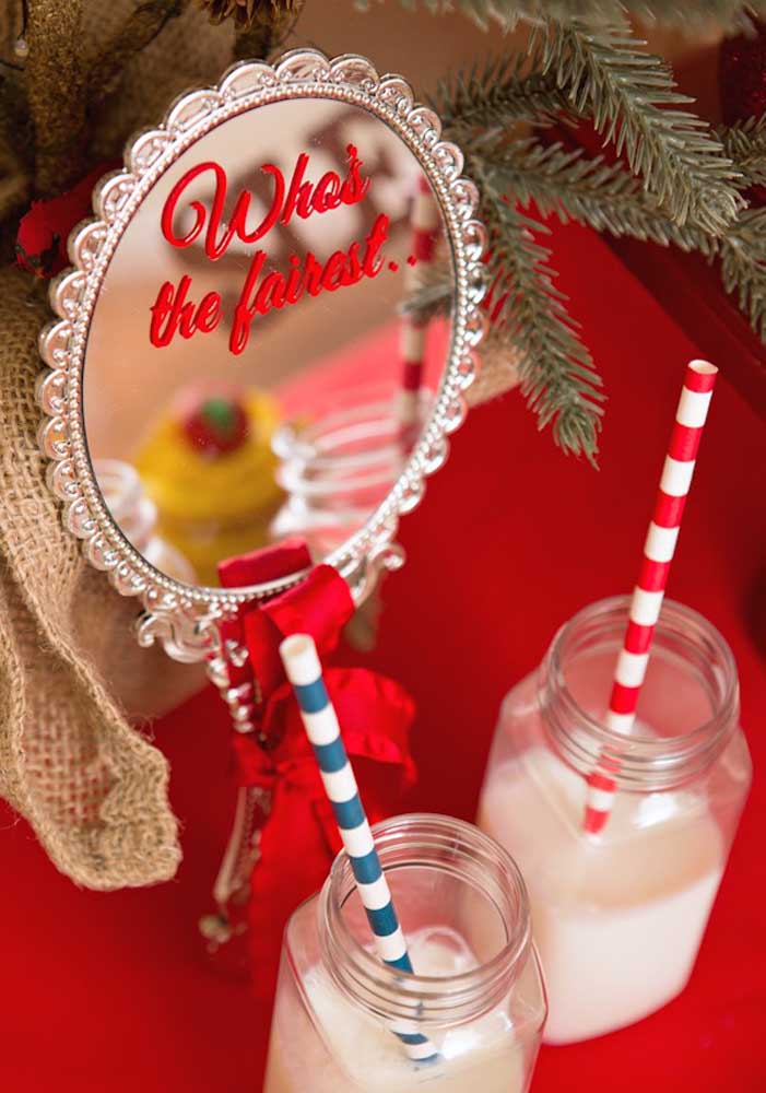 O que acha de se inspirar no espelho mágico para servir as bebidas da Branca de Neve festa?