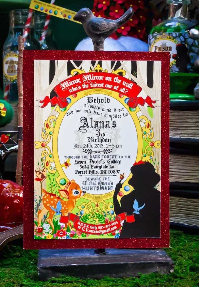 Na decoração Branca de Neve aposte em um quadro com todas as informações para receber seus convidados.