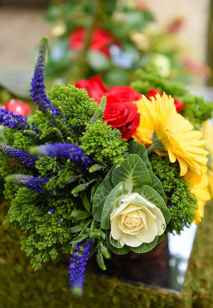Aposte em belos arranjos de flores para fazer uma festa Branca de Neve luxo e deixar os convidados de queixo caído.