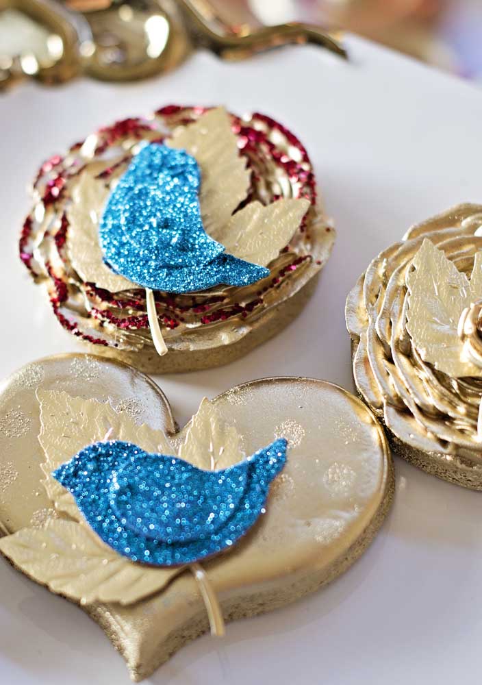 Que tal usar objetos artesanais para decorar a festa com o tema Branca de Neve? 