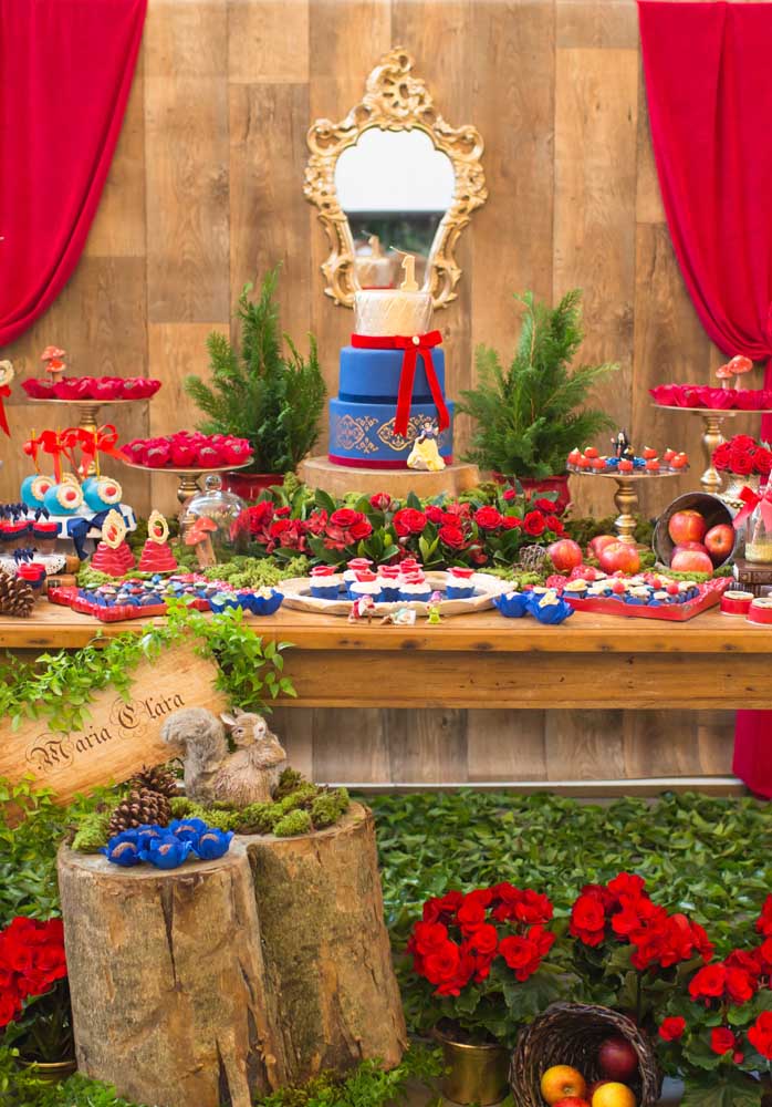 Olha que festa Branca de Neve luxo para inspirar você na hora de preparar o aniversário da sua filha.