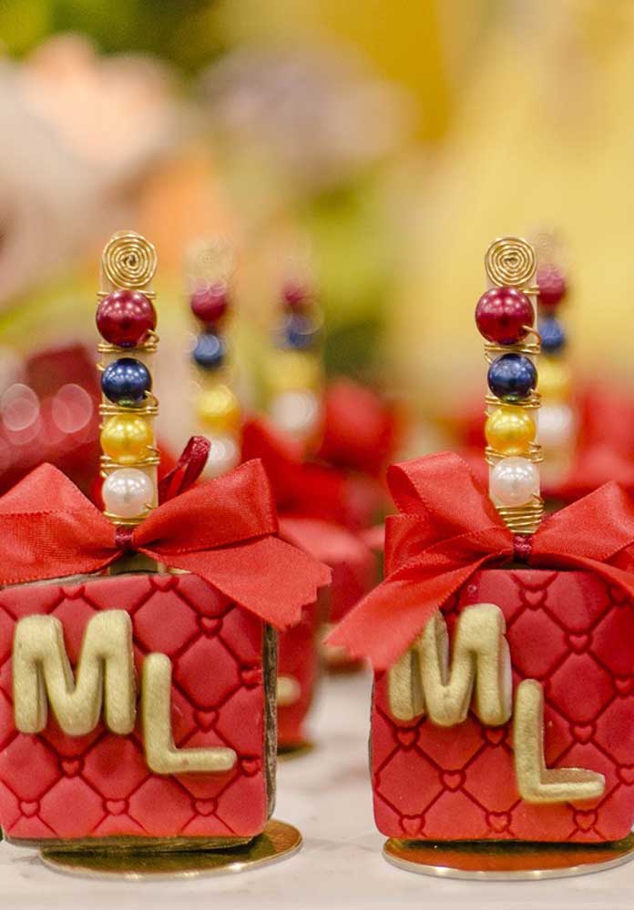 Usando a criatividade você consegue pensar em itens luxuosos para personalizar a festa Branca de Neve.