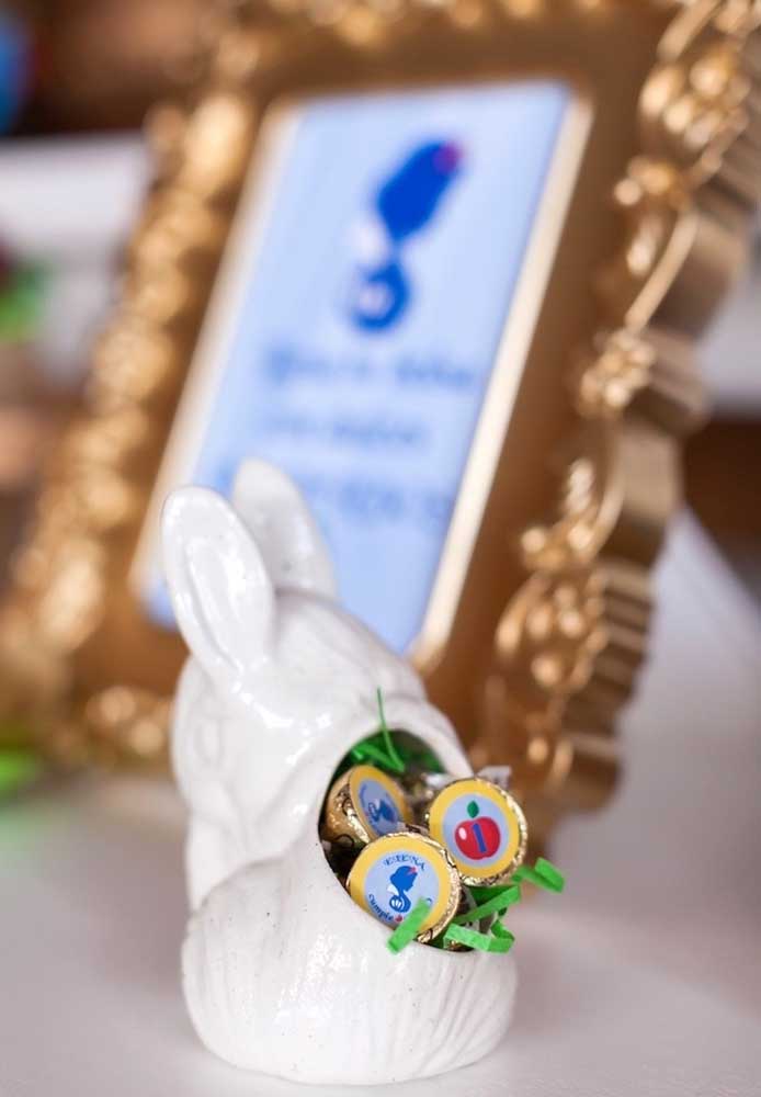Capriche nos detalhes para fazer uma festa Branca de Neve digna de princesa para sua filha.