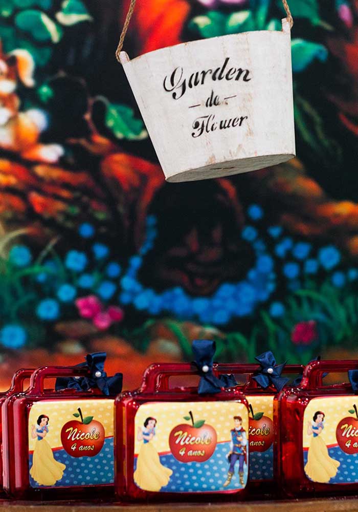 Na festa Branca de Neve simples você pode usar a embalagem no formato de maletinha para entregar as lembrancinhas.