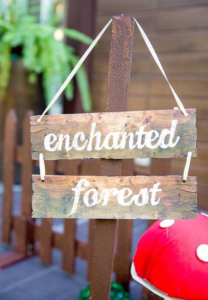 Coloque placas identificadoras na festa que estejam relacionadas com o tema Branca de Neve.