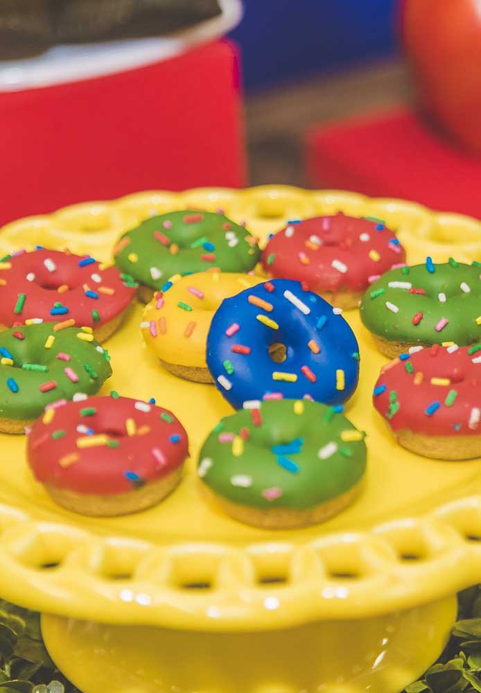 Que tal fazer doces no estilo Donuts para servir aos convidados, mas decore com as cores que fazem parte da cartela do tema.
