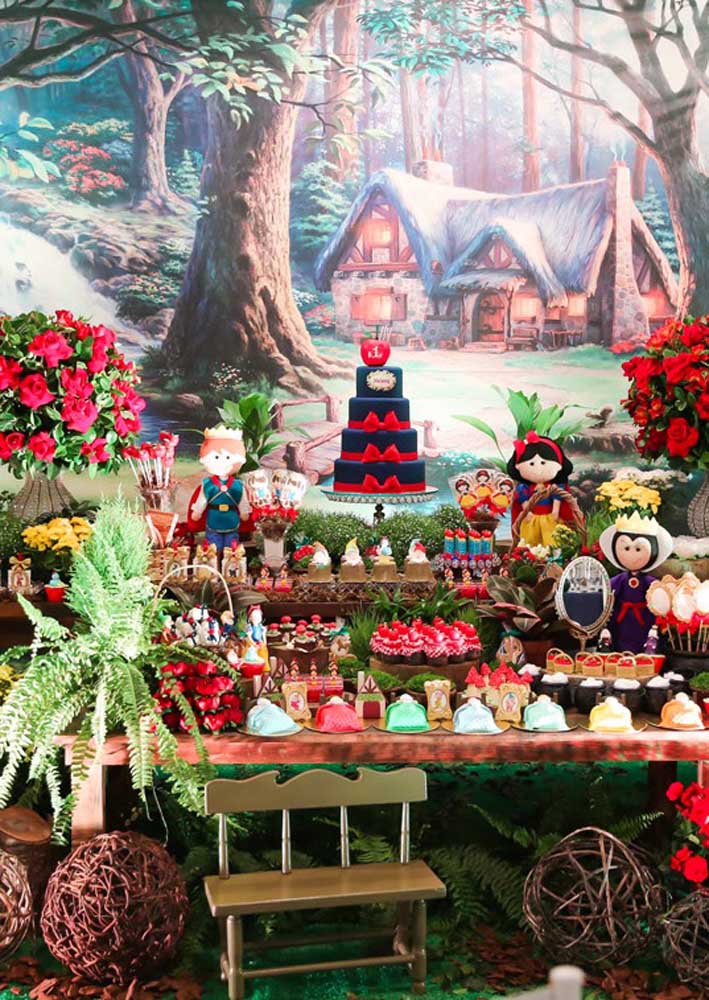 Que decoração encantadora com o tema Branca de Neve. O mais incrível é reunir todos os elementos decorativos na mesa principal.