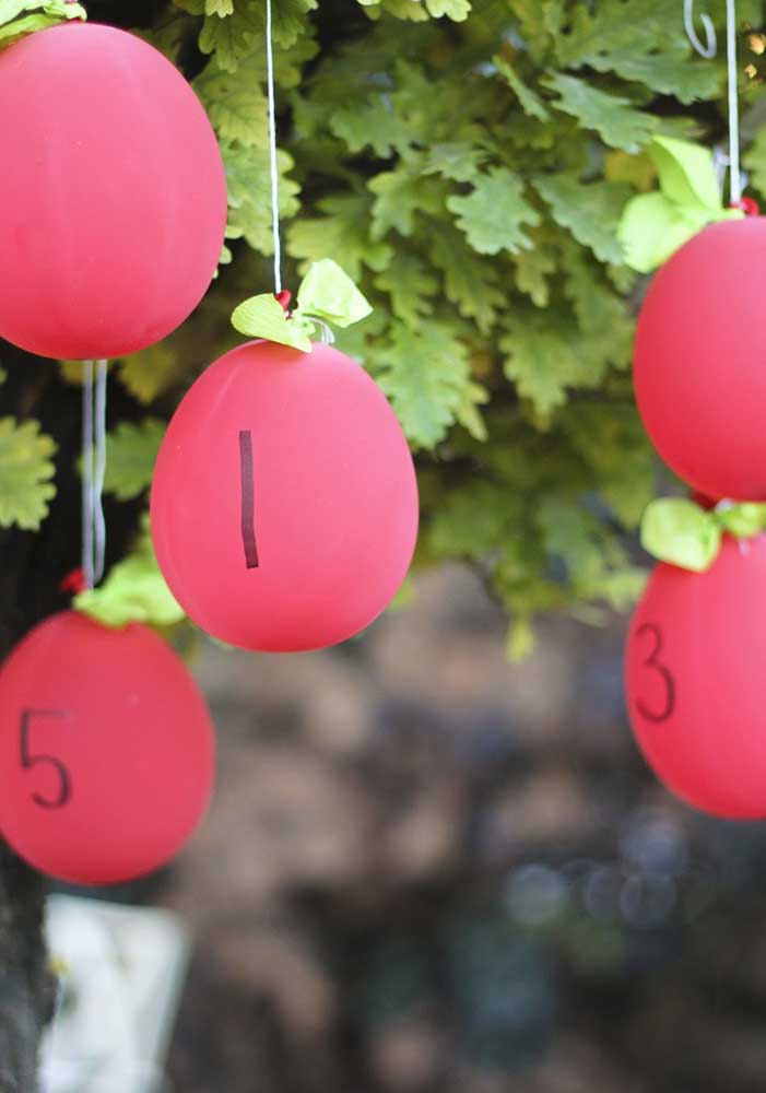 Os balões vermelhos podem ser transformar em maçãs vermelhas para decorar o lugar.