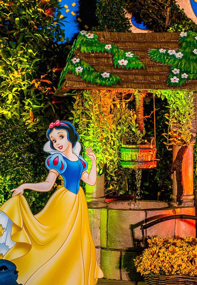 Na festa infantil Branca de Neve você pode transformar qualquer espaço em uma floresta encantadora como essa.