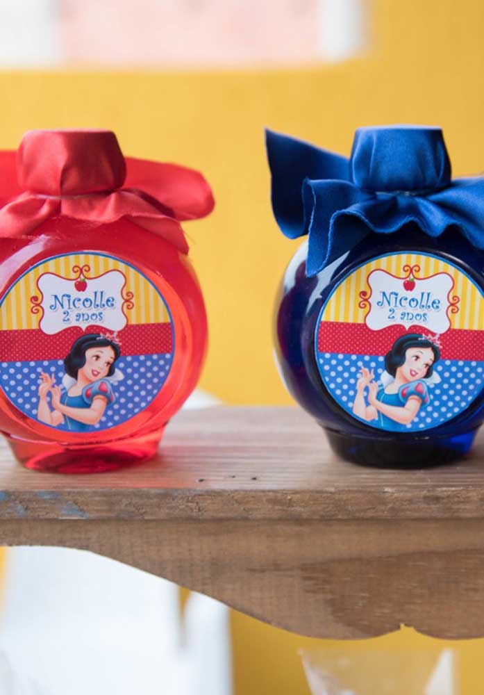 Existem várias opções de lembrancinha Branca de Neve. Uma delas é um perfume personalizado.