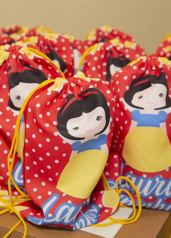 Outra opção é a sacolinha com a figura da Branca de Neve. A sacola pode ser usada depois da festa.