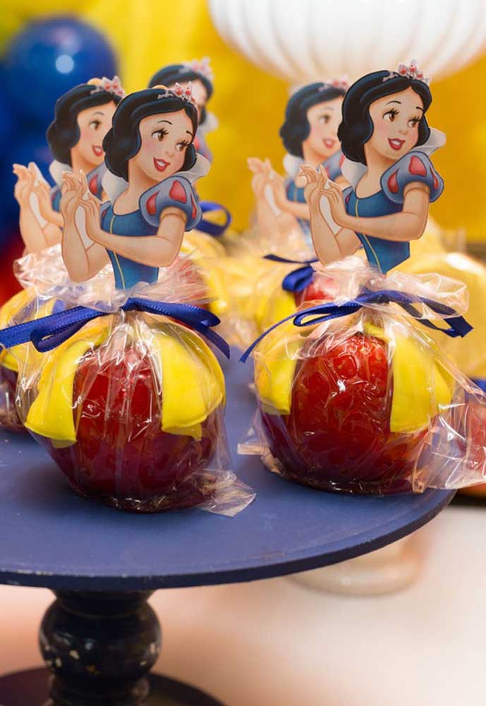 Que tal servir maçã caramelizada para os convidados. Aproveite para personalizar com a Branca de Neve.