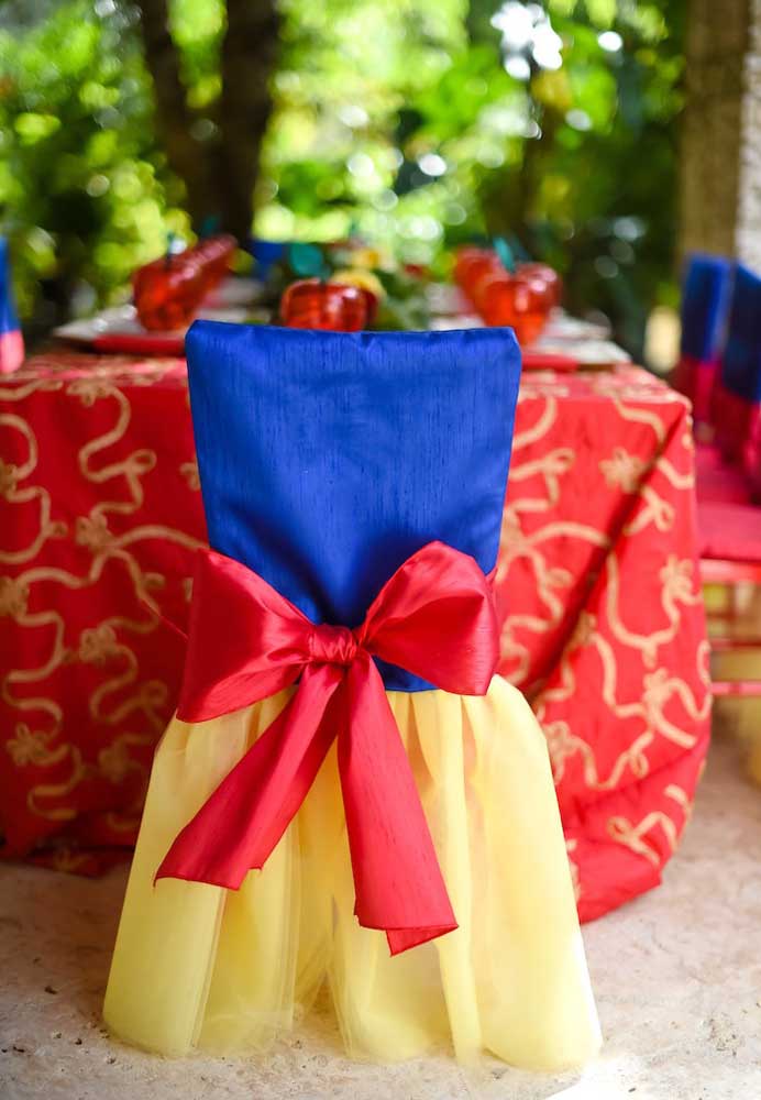 O que acha de decorar as cadeiras da festa com as cores que lembram o traje da Branca de Neve?