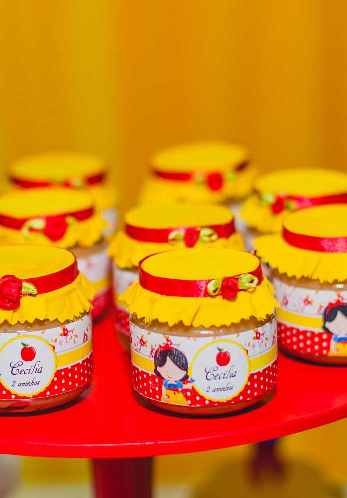 Se a intenção é entregar lembrancinha Branca de Neve comestível, o pote de doces é uma boa ideia.
