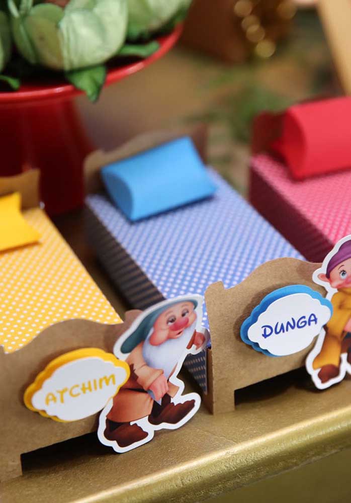Olha que ideia genial para decorar o aniversário Branca de Neve. Os setes anões com suas camas.