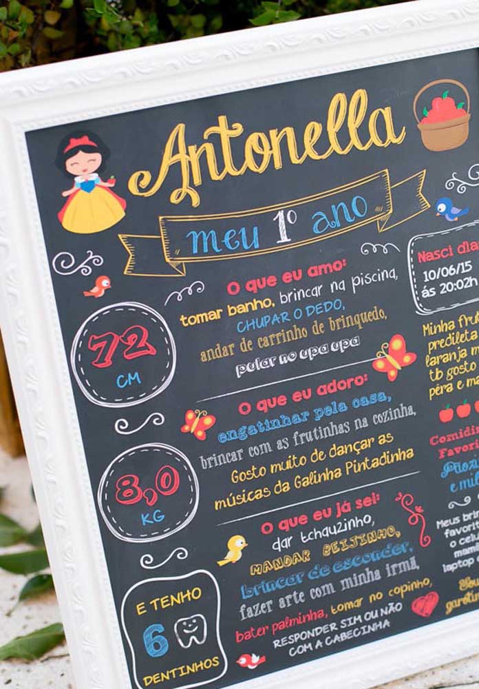 O quadro negro é uma ótima opção para contar a história da aniversariante para que os convidados possam conhecê-la melhor.