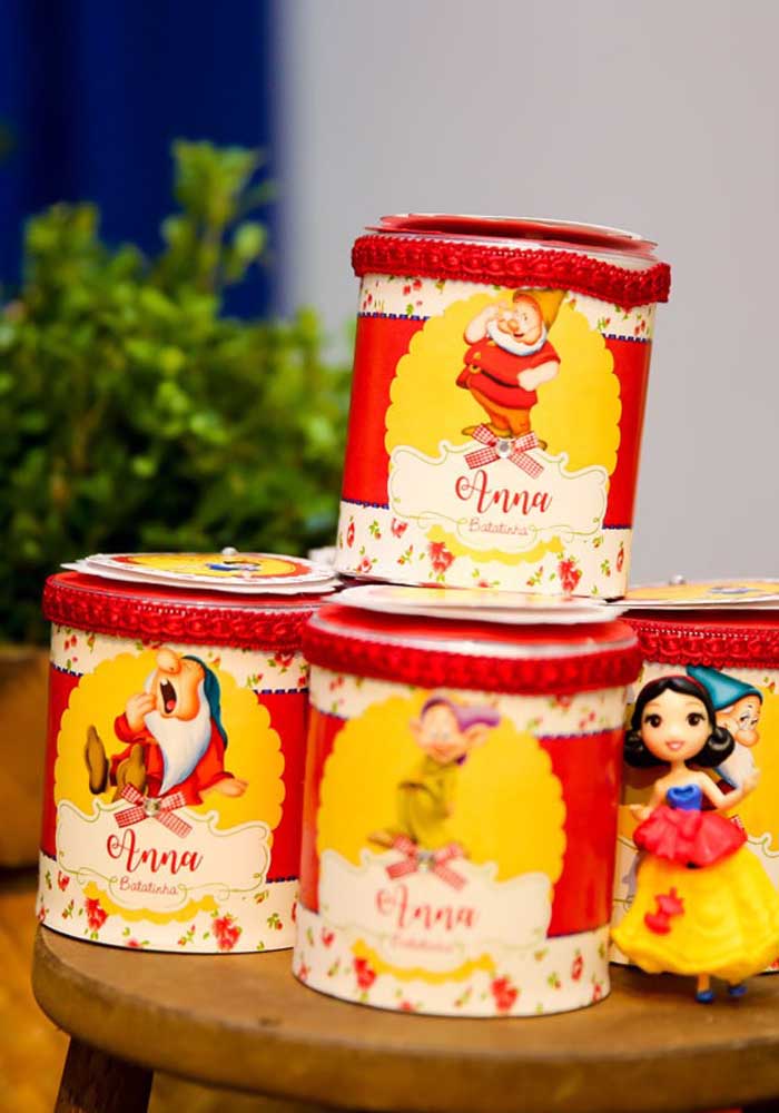 Olha que latinhas mais fofas inspiradas nos personagens da Branca de Neve.