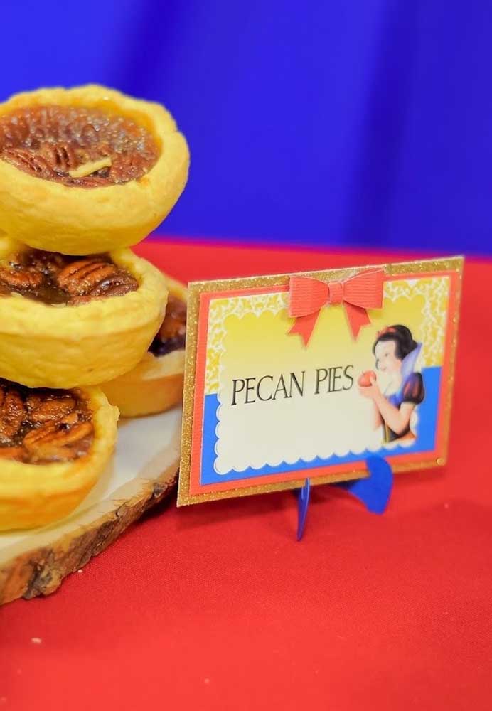 Personalize algumas plaquinhas com o tema Branca de Neve para identificar as guloseimas da festa.