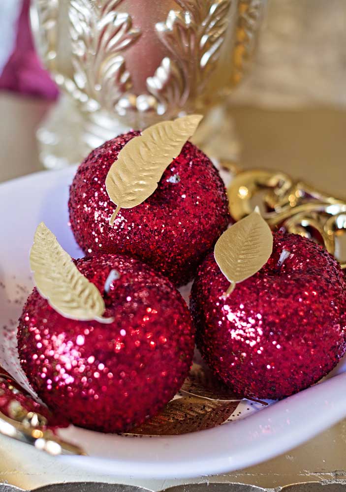 Que tal encher de brilho a maçã para deixar a festa Branca de Neve um luxo só?